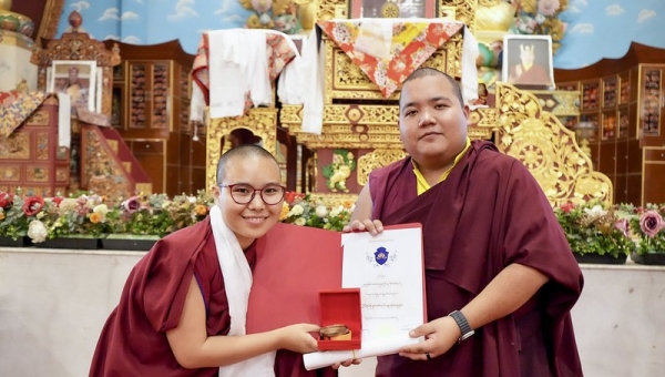 Drupon Dechen Rinpoche Presents the Awards for the 9th Arya Kshema Debate Competition